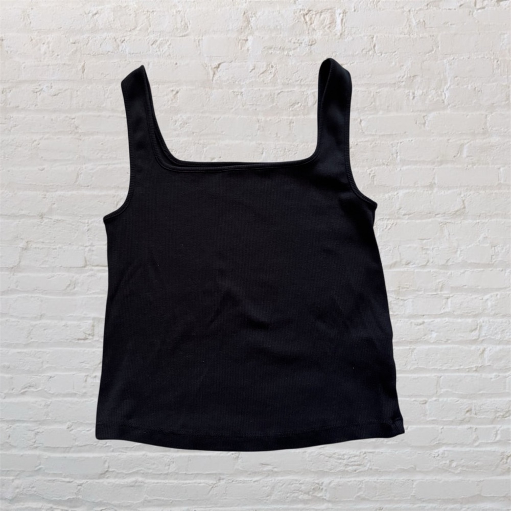 💕 🛍🏙3️⃣ for $1️⃣5️⃣ Like 🆕 Old Navy square neck cropped tank top in black
